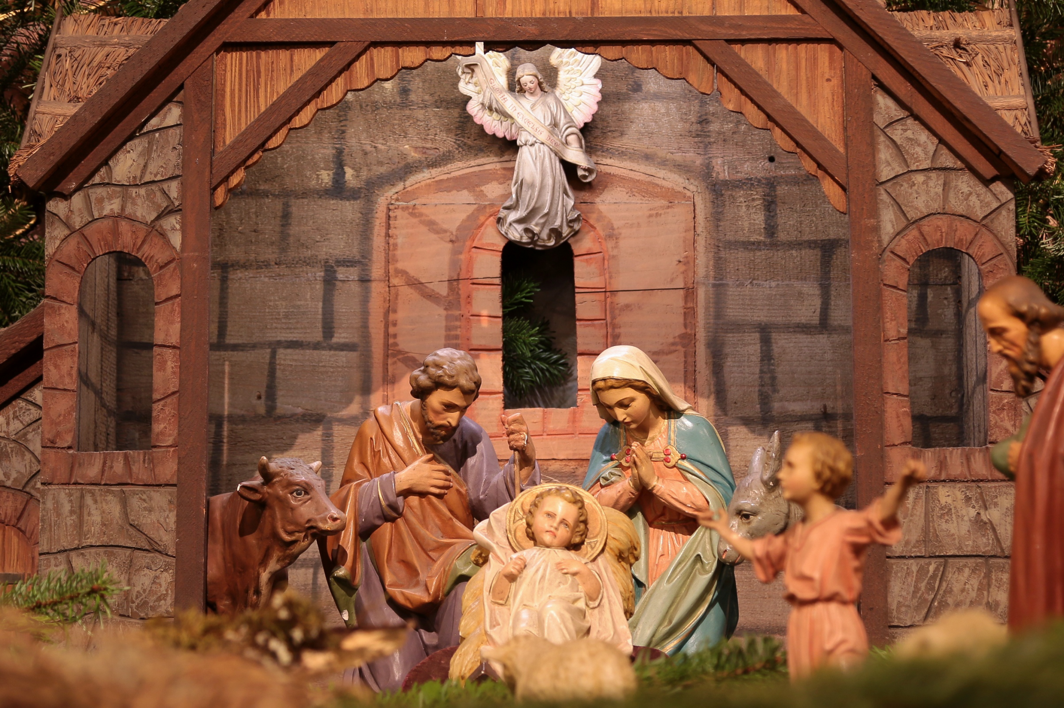 Weihnachtskrippe Maria Hietzing / Hetzendorfer Die Krippe gehört zu den frühesten Symbolen weihnachtlicher Festkultur. Bereits im Jahr 334 ließ Kaiserin Helena über der Geburtshöhle in Bethlehem eine Krippe errichten, die die Geburtsszene zeigt. Der Heilige Franz von Assisi hatte 1223 in Greccio