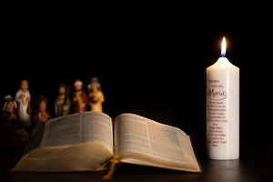Licht ist ein Symbol in allen Kulturen und Religionen. Es schenkt Geborgenheit und besiegt die Dunkelheit. Im Christentum ist die Osterkerze Vorbild für alle anderen brennenden Kerzen und Symbol für Christi Sieg über den Tod und die Finsternis des Bö