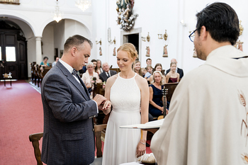 Hochzeit und Ehe / Christian Mari www.christianmari.at, Christian Mari In der katholischen Kirche ist die Ehe ein Sakrament, also ein Zeichen, dass sich die Eheleute gegenseitig spenden. Im Sakrament der Ehe wird gefeiert, dass Gottes Treue in der Liebe zweier Menschen sichtbar wird. Gott schenkt im Sakrament den Eheleu